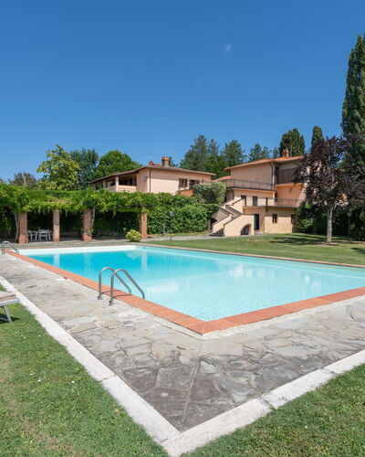 Villa Santa Maria: Schwimmbad, Eigentum, Haus, Grundeigentum, Gebäude, Estate, Gras, Wohngebiet, Freizeit, Die Architektur