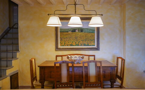 Villa San Lorenzo: Zimmer, Decke, Interior Design, Beleuchtung, Möbel, Light Fixture, Tabelle, Gebäude, Wand, Leuchter