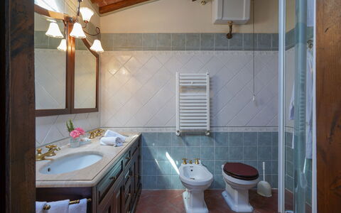 Villa San Lorenzo: Badezimmer, Zimmer, Eigentum, Sinken, Fussboden, Gebäude, Interior Design, Fliese, Haus, Badezimmerschrank