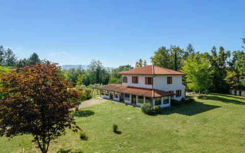 Villa Cinzia: Himmel, Pflanze, Eigentum, Gebäude, Fenster, Baum, Natürlichen Umgebung, Natürliche Landschaft, Haus, Grundstueck