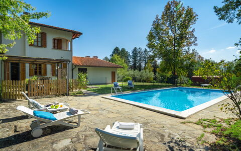 Villa Cinzia: Wasser, Pflanze, Gebäude, Eigentum, Himmel, Fenster, Schwimmbad, Baum, Azurblau, Schatten
