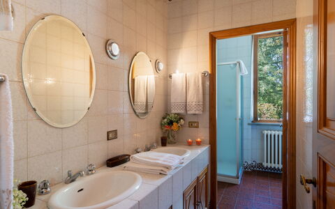 Villa Cinzia: Spiegel, Zapfhahn, Armatur, Sinken, Bad Sink, Badezimmer, Interior Design, Beleuchtung, Die Architektur