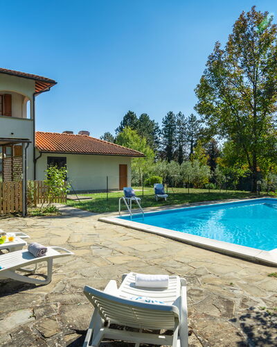 Villa Cinzia: Wasser, Pflanze, Gebäude, Eigentum, Himmel, Fenster, Schwimmbad, Baum, Azurblau, Schatten