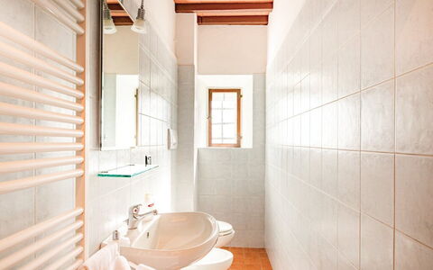 Villa i Cedri: Armatur, Sinken, Zapfhahn, Fenster, Spiegel, Badezimmer, Holz, Gebäude, Interior Design