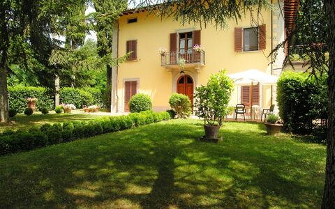 Villa i Cedri: Eigentum, Haus, Zuhause, Grün, Garten, Gebäude, Estate, Gras, Rasen, Grundeigentum