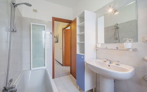 Pignone 100: Spiegel, Zapfhahn, Armatur, Eigentum, Sinken, Duschkopf, Bad Sink, Badezimmer, Duschpaneel