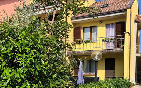 Pignone 100: Pflanze, Gebäude, Himmel, Daytime, Eigentum, Fenster, Botanik, Blatt, Blau