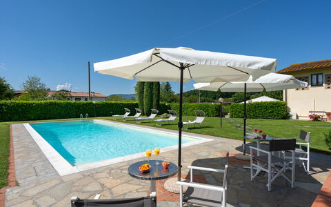 Villa Del Borgo: Schwimmbad, Gartenmöbel, Regenschirm, Möbel, Resort, Sonnenliege, Stuhl, Schatten, Eco Hotel, Tisch Im Freien