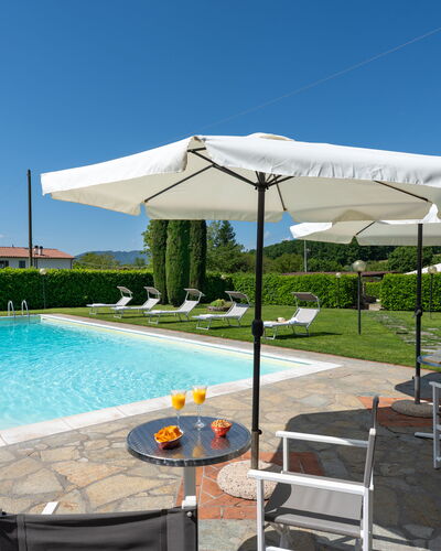 Villa Del Borgo: Schwimmbad, Gartenmöbel, Regenschirm, Möbel, Resort, Sonnenliege, Stuhl, Schatten, Eco Hotel, Tisch Im Freien