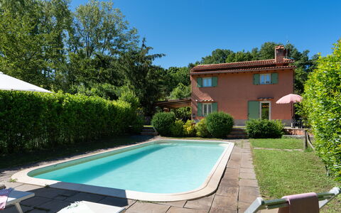 Villa Il Nido: Wasser, Pflanze, Eigentum, Gebäude, Himmel, Azurblau, Schwimmbad, Baum, Schatten, Fenster