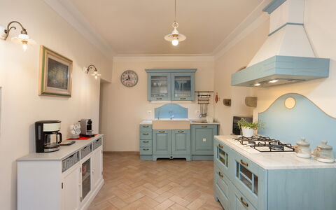 Villa Il Nido: Cabinetry, Eigentum, Möbel, Countertop, Blau, Schublade, Holz, Bilderrahmen, Küche, Beleuchtung