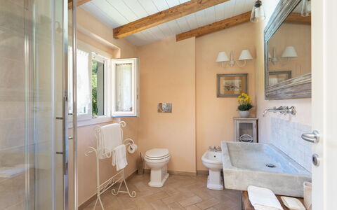 Villa Il Nido: Armatur, Eigentum, Zapfhahn, Badezimmer, Badewanne, Gebäude, Lila, Sinken, Spiegel