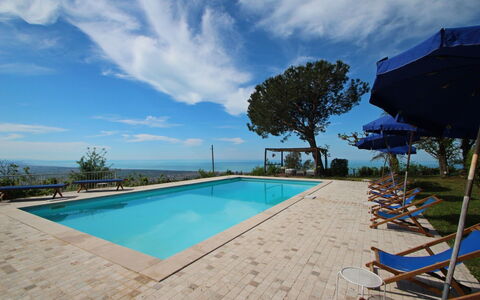 Villa Miramare: Schwimmbad, Eigentum, Resort, Grundeigentum, Haus, Urlaub, Himmel, Gebäude, Freizeit, Estate