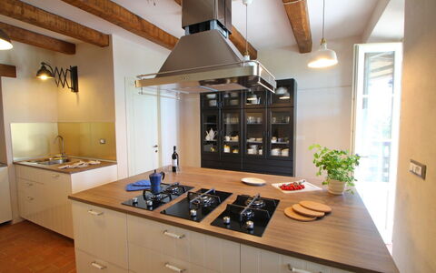 Villa Miramare: Countertop, Zimmer, Eigentum, Küche, Cabinetry, Möbel, Gebäude, Decke, Interior Design, Herd