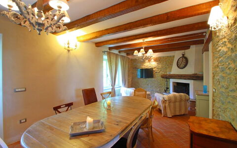 Villa Miramare: Zimmer, Eigentum, Esszimmer, Gebäude, Interior Design, Möbel, Decke, Grundeigentum, Tabelle, Haus