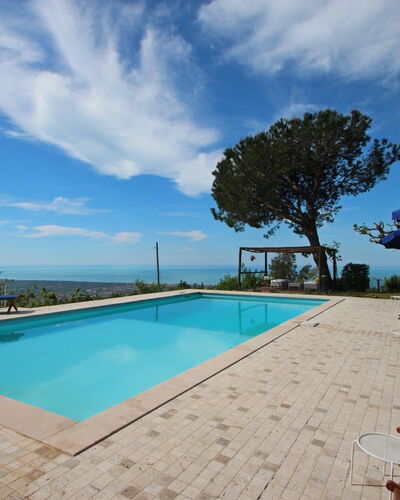 Villa Miramare: Schwimmbad, Eigentum, Resort, Grundeigentum, Haus, Urlaub, Himmel, Gebäude, Freizeit, Estate