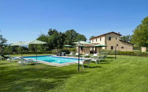 Villa La Collina: Himmel, Pflanze, Wasser, Eigentum, Gebäude, Baum, Schwimmbad, Fenster, Schatten, Gartenmöbel