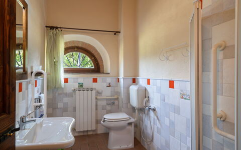 Villa La Collina: Armatur, Eigentum, Sinken, Zapfhahn, Spiegel, Bad Sink, Badezimmer, Lila, Interior Design