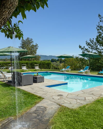 Villa La Collina: Wasser, Pflanze, Himmel, Schwimmbad, Azurblau, Schatten, Baum, Gebäude, Gartenmöbel, Grundstueck