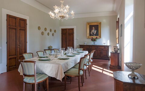 Villa Le Volte: Zimmer, Eigentum, Esszimmer, Möbel, Interior Design, Gebäude, Tabelle, Decke, Grundeigentum, Haus