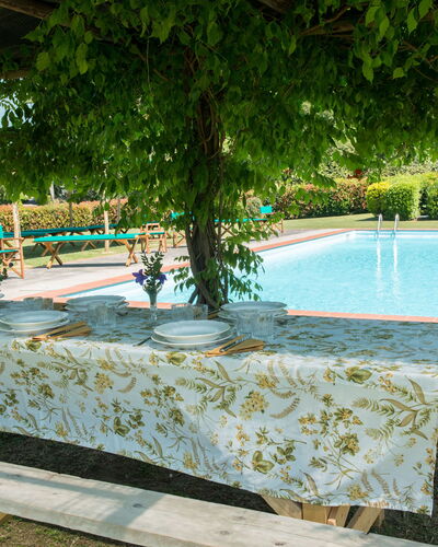 Villa Le Volte: Schwimmbad, Eigentum, Urlaub, Freizeit, Baum, Resort, Haus, Grundeigentum, Tabelle, Landschaft