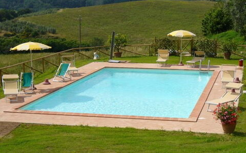 Agriturismo Paterno: Schwimmbad, Eigentum, Gras, Freizeit, Rechteck, Haus, Hinterhof, Grundeigentum, Villa, Gebäude