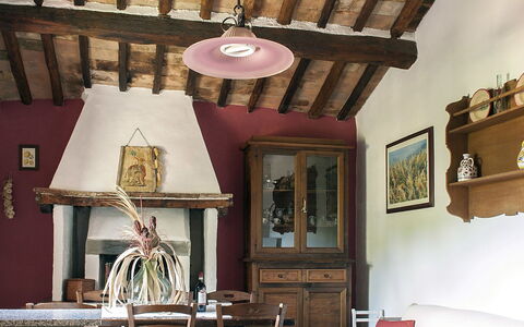 Agriturismo Paterno: Zimmer, Decke, Wohnzimmer, Möbel, Eigentum, Interior Design, Strahl, Gebäude, Dachboden, Haus