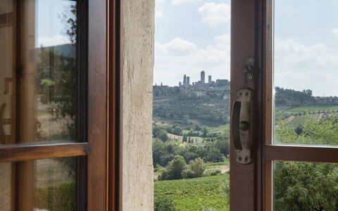 Agriturismo Paterno: Fenster, Haus, Himmel, Zimmer, Glas, Holz, Baum, Tür, Die Architektur, Grundeigentum