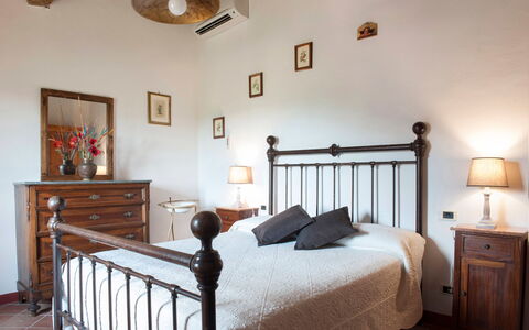 Agriturismo Paterno: Schlafzimmer, Möbel, Bett, Zimmer, Eigentum, Bettdecke, Bettrahmen, Decke, Interior Design, Bedding