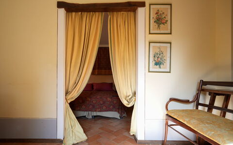 Agriturismo Il Molinello: Gebäude, Möbel, Komfort, Holz, Haus, Vorhang, Fenster, Flooring, Fussboden, Baum
