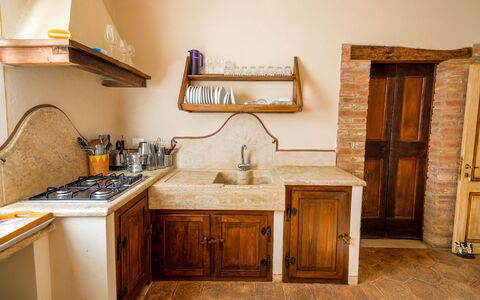 Agriturismo Il Molinello: Cabinetry, Countertop, Möbel, Gebäude, Schublade, Holz, Interior Design, Küche, Tür, Fussboden