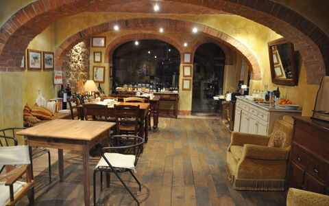 Agriturismo Il Molinello: Eigentum, Restaurant, Gebäude, Zimmer, Bogen, Interior Design, Die Architektur, Gewölbe, Möbel, Decke