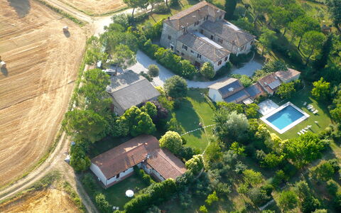 Agriturismo Il Molinello: Luftaufnahmen, Vogelperspektive, Wohngebiet, Urban Design, Eigentum, Vorort, Landschaft, Grundstueck, Estate, Fotografie