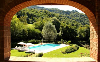 Poggio Marino: Eigentum, Schwimmbad, Natürliche Landschaft, Gras, Estate, Die Architektur, Haus, Baum, Grundeigentum, Landschaft