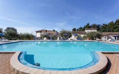 Villa Grassina: Schwimmbad, Eigentum, Freizeit, Grundeigentum, Wasser, Resort, Gebäude, Urlaub, Estate, Himmel
