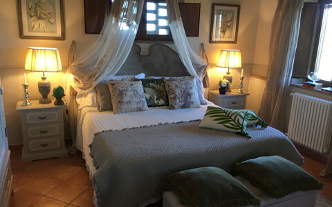 Villa Barbara: Bett, Beleuchtung, Zimmer, Interior Design, Holz, Fussboden, Grün, Bedding, Eigentum, Schlafzimmer