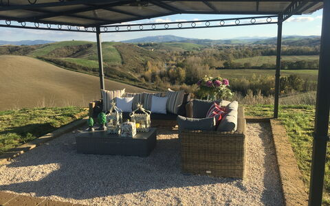 Villa Barbara: Landschaft, Blumentopf, Boden, Schatten, Tisch Im Freien, Garten, Landscaping, Gartenmöbel, Garten, Zimmerpflanze