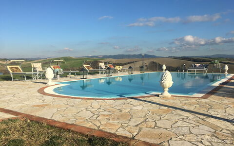 Villa Barbara: Schwimmbad, Azurblau, Water Feature, Aqua, Verbundwerkstoff, Flagstone, Ferienort, Resort, Fliese, Hotel