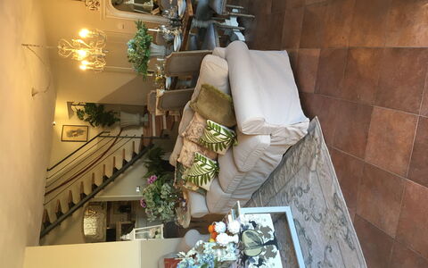 Villa Barbara: Interior Design, Wand, Treppe, Zimmerpflanze, Formen, Balkon, Blumendesign, Baluster