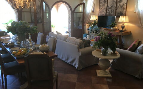 Villa Barbara: Beleuchtung, Interior Design, Zimmer, Fussboden, Möbel, Wohnzimmer, Flooring, Interior Design, Couch, Tabelle