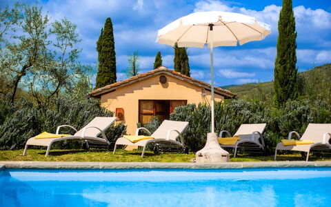 Collina dei Fiori: Schwimmbad, Gartenmöbel, Resort, Sonnenliege, Möbel, Freizeit, Regenschirm, Eco Hotel, Garten, Villa