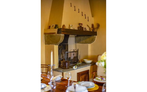 Collina dei Fiori: Interior Design, Möbel, Beleuchtung, Zimmer, Holzbeize, Light Fixture, Bilderrahmen, Countertop, Stuhl, Lampe