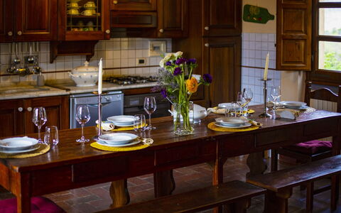 Collina dei Fiori: Möbel, Tabelle, Geschirr, Holz, Interior Design, Esszimmer, Küche & Esszimmer Tisch, Beleuchtung, Stuhl, Flooring