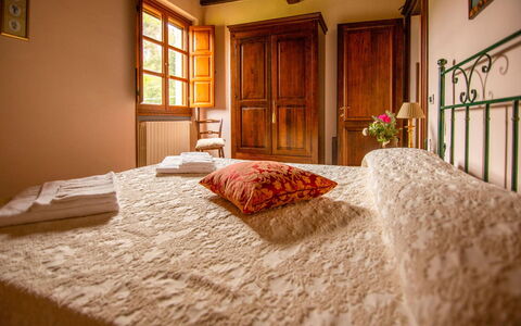 Collina dei Fiori: Wand, Interior Design, Schlafzimmer, Möbel, Holz, Bett, Bettdecke, Flooring, Fussboden, Bedding