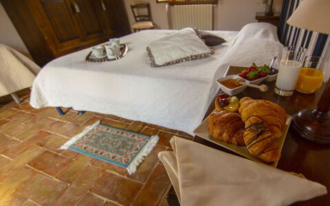 Collina dei Fiori: Möbel, Interior Design, Holz, Flooring, Zimmer, Fussboden, Beleuchtung, Tabelle, Essen, Linens