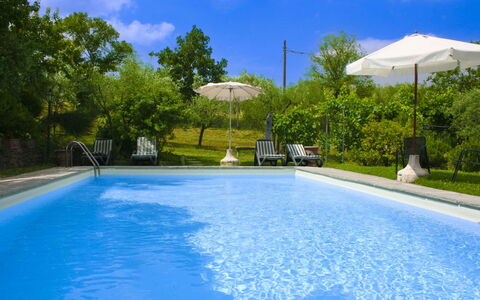 Collina dei Fiori: Schwimmbad, Blau, Wasser, Gartenmöbel, Resort, Freizeit, Eco Hotel, Schatten, Water Feature, Garten