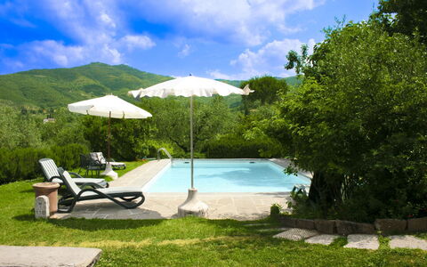 Collina dei Fiori: Schwimmbad, Hügel, Gartenmöbel, Gebirge, Freizeit, Eco Hotel, Regenschirm, Resort, Garten, Schatten
