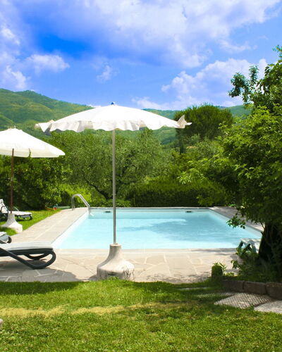 Collina dei Fiori: Schwimmbad, Hügel, Gartenmöbel, Gebirge, Freizeit, Eco Hotel, Regenschirm, Resort, Garten, Schatten