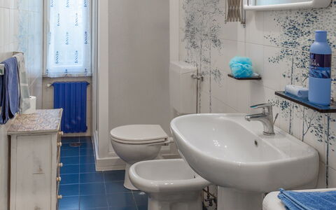 Casa Mary - Levanto: Armatur, Badezimmer, Flooring, Bad Sink, Interior Design, Sinken, Fussboden, Toilleten Sitz, Zapfhahn, Toilette