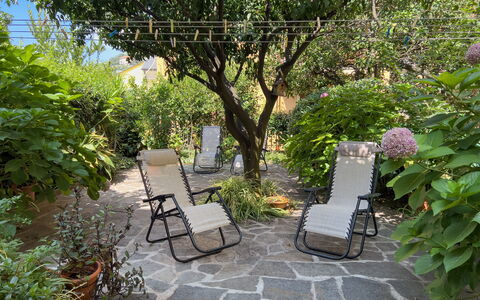 Casa Mary - Levanto: Möbel, Gartenmöbel, Garten, Strauch, Stuhl, Ground, Schatten, Hinterhof, Flagstone
